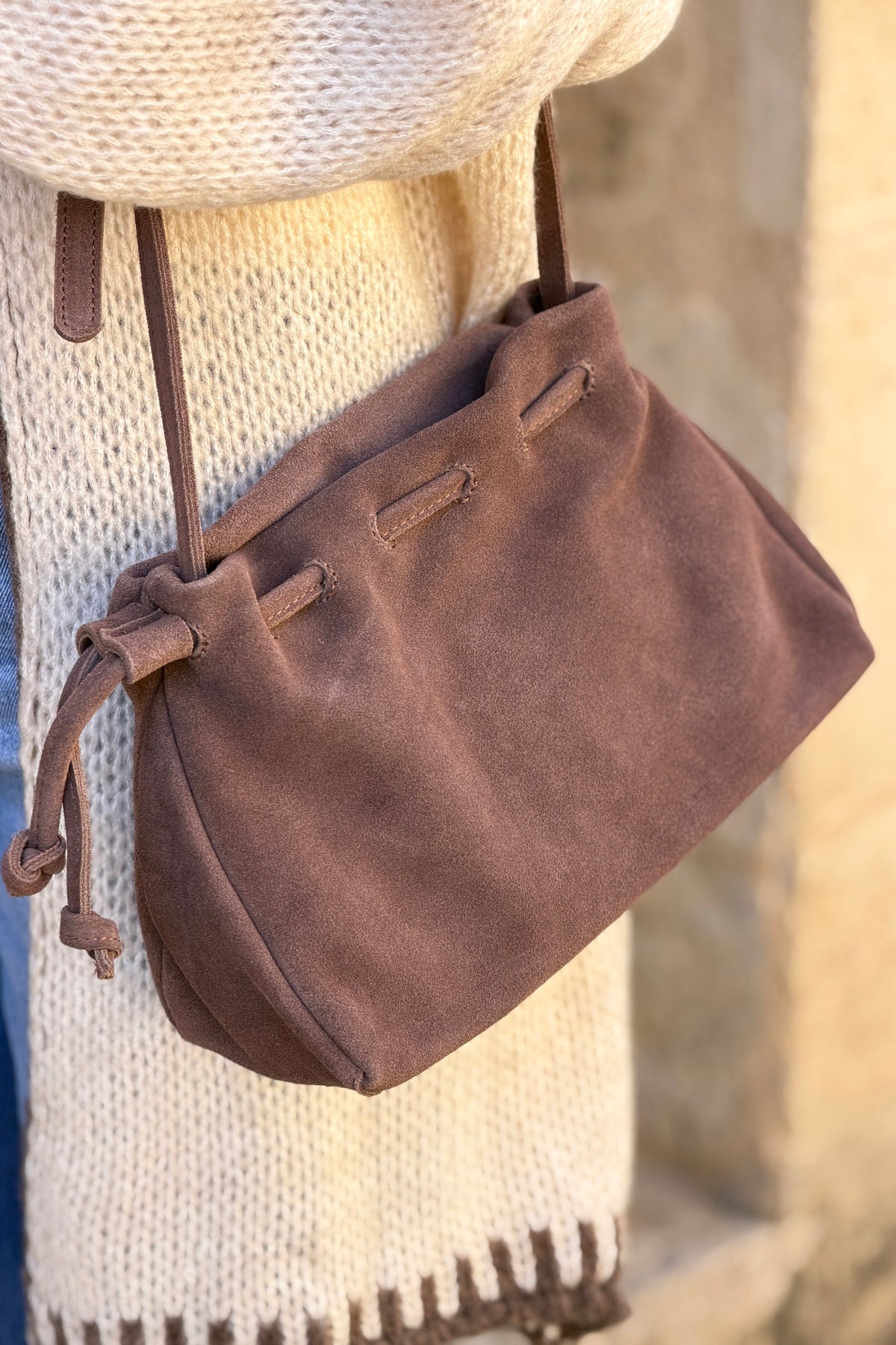 Sac a main en cuir velours souple taupe resserable