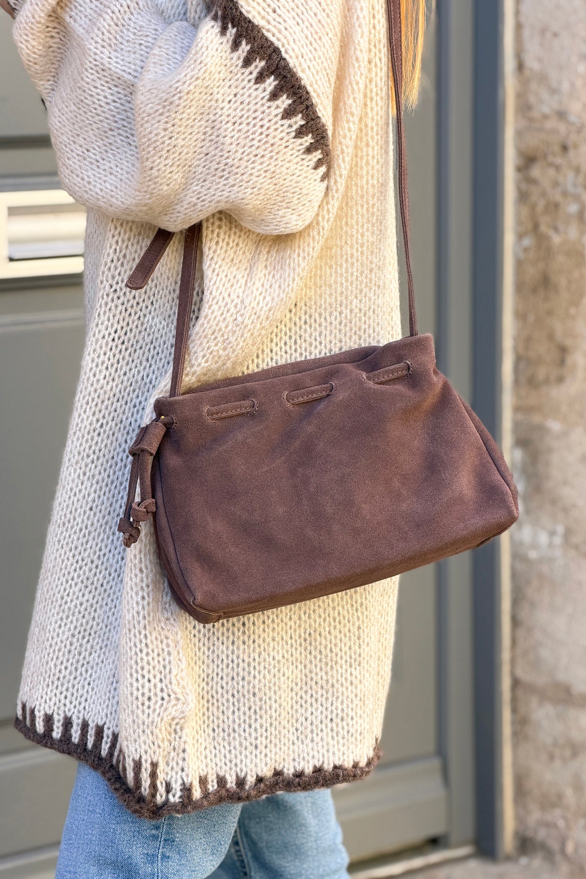 Sac a main en cuir velours souple taupe resserable