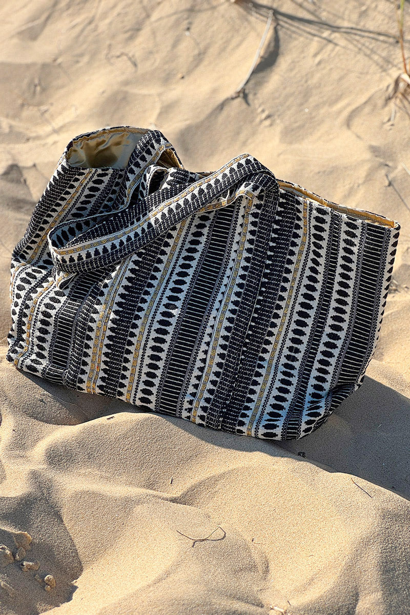 Bolso tote de algodón con efecto piqué y bordados en negro y dorado