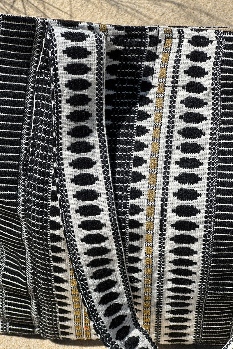 Bolso tote de algodón con efecto piqué y bordados en negro y dorado