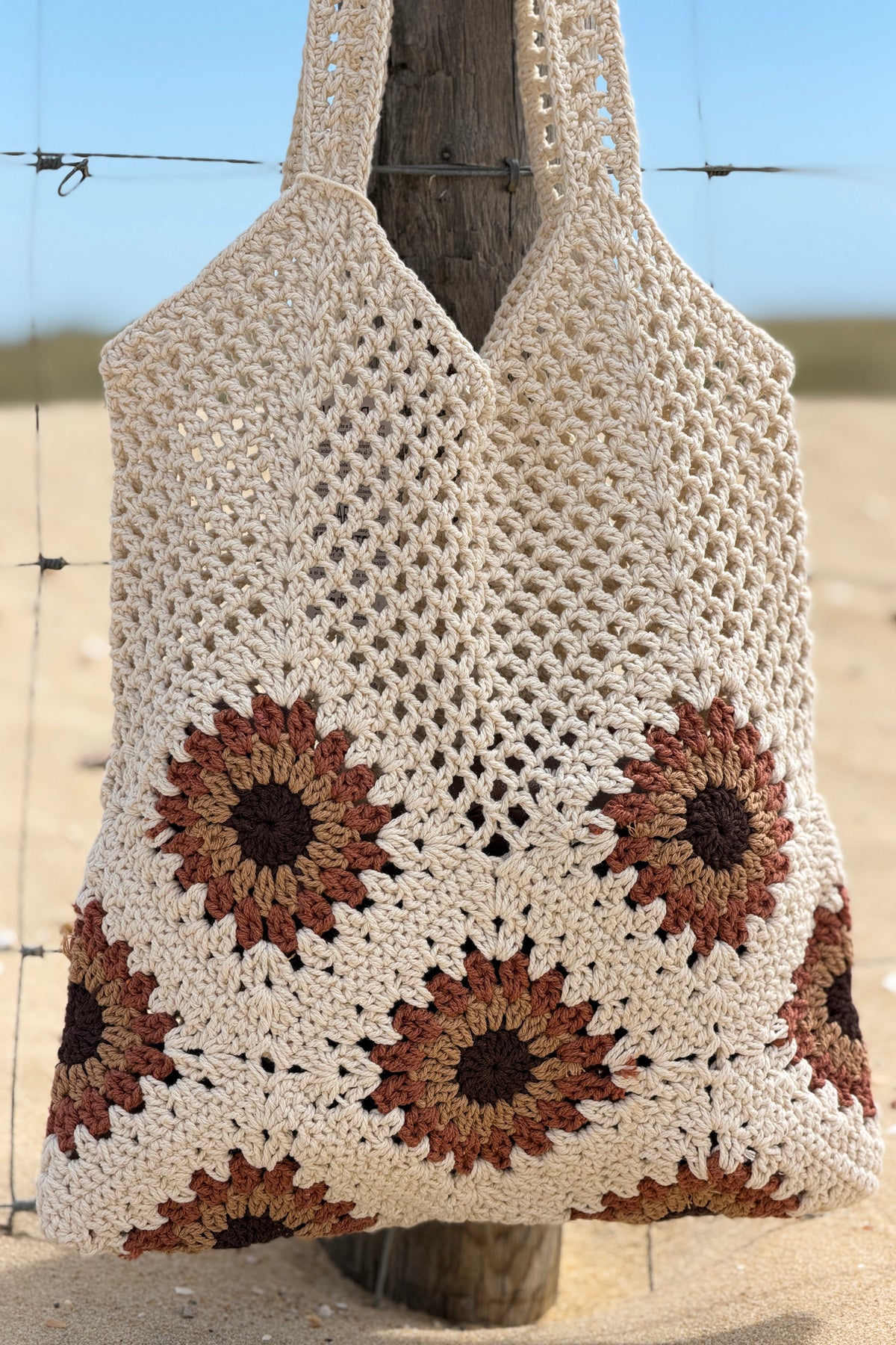 Sac style tote bag en crochet beige motif marron