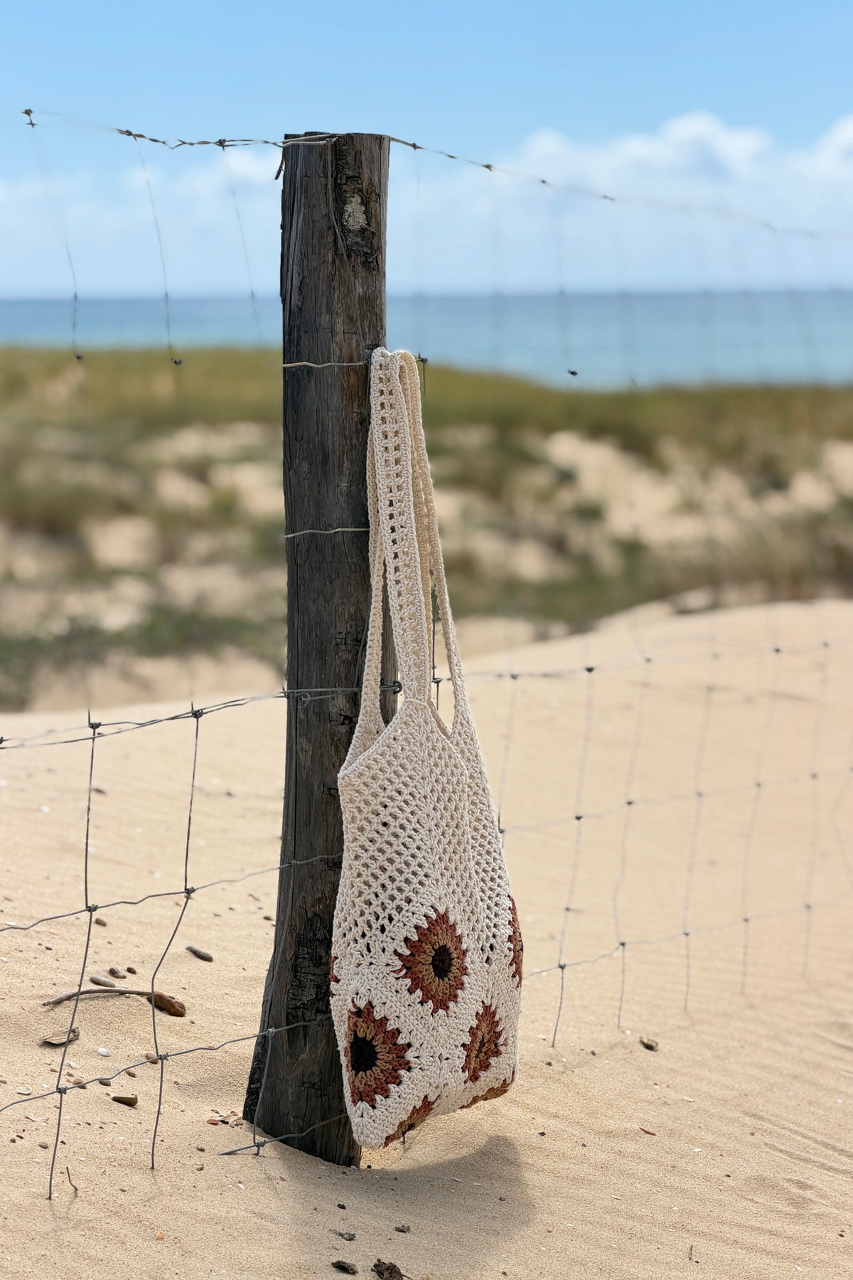 Sac style tote bag en crochet beige motif marron