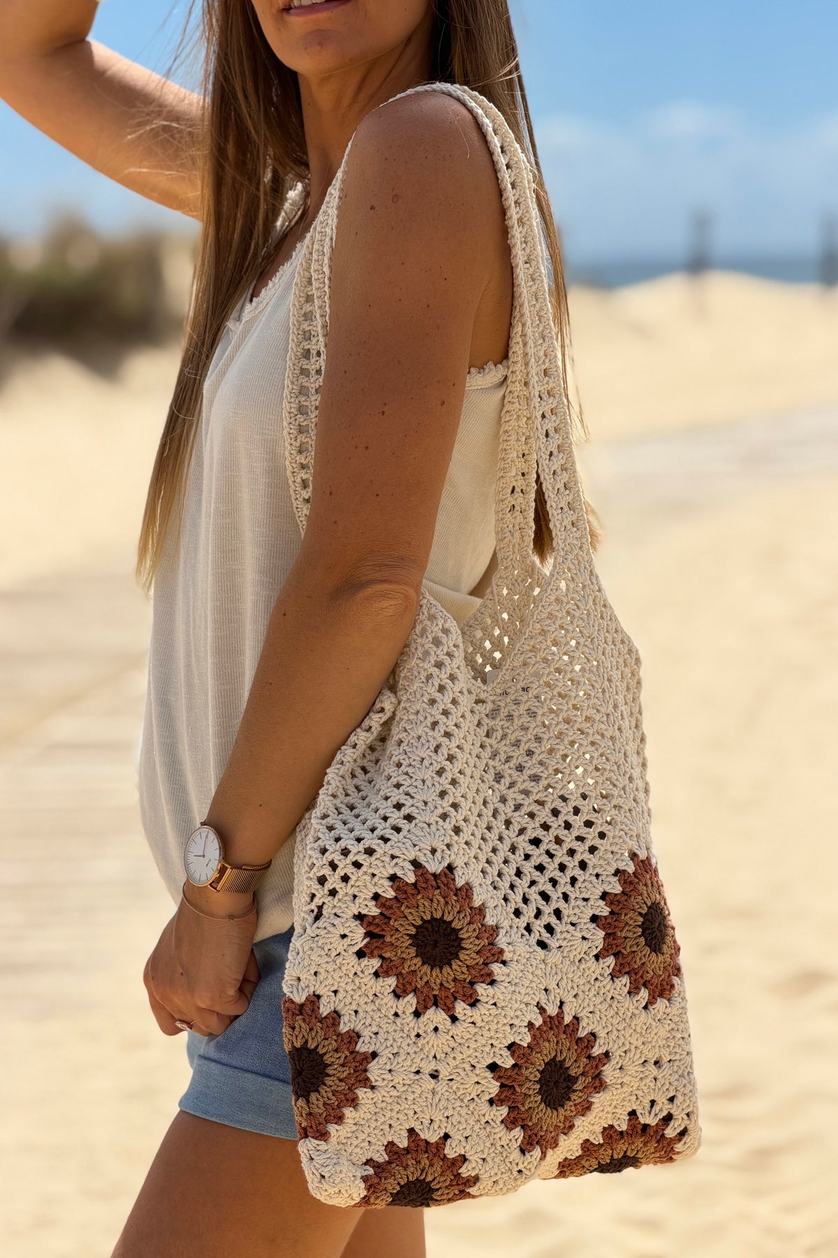 Sac style tote bag en crochet beige motif marron