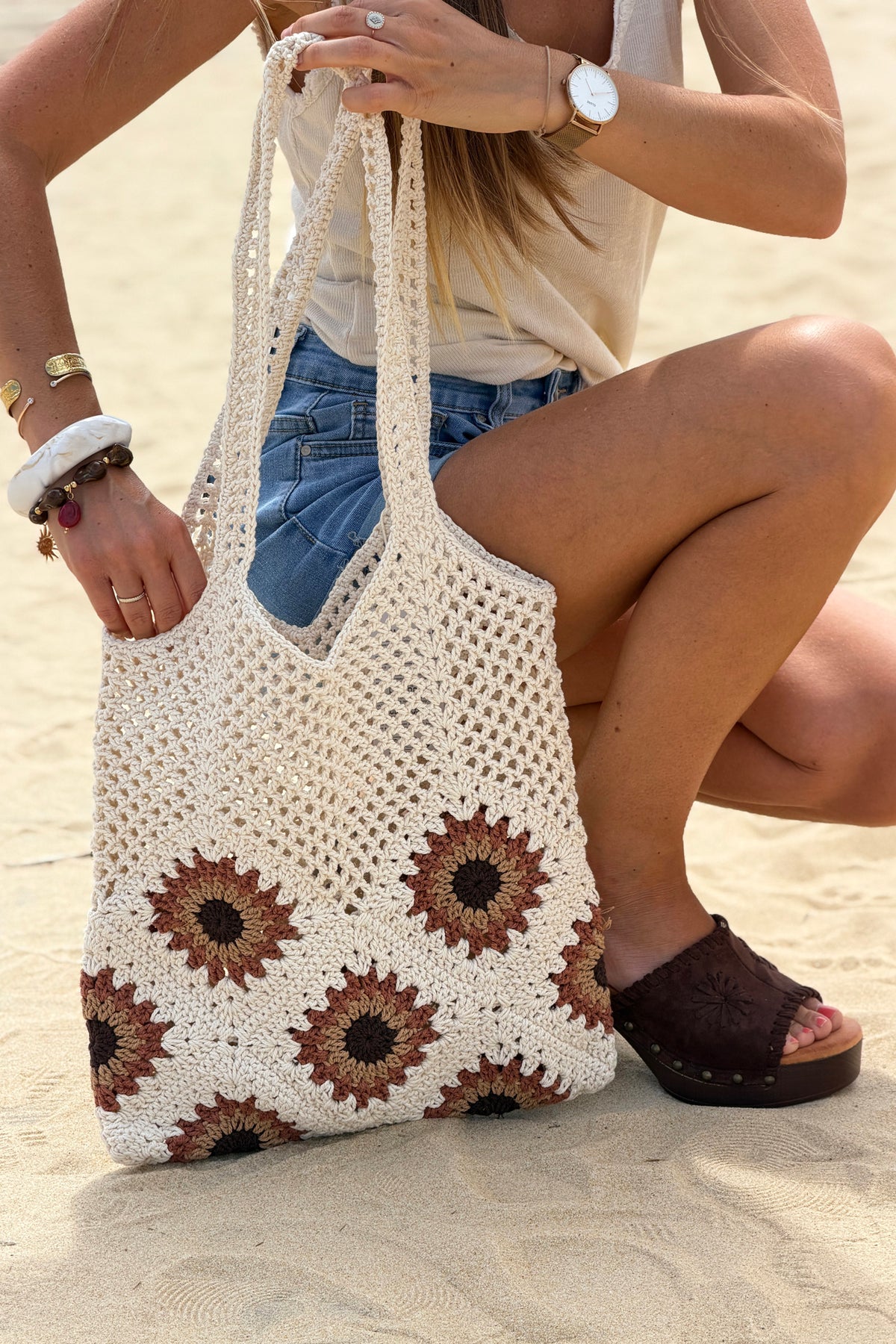 Sac style tote bag en crochet beige motif marron