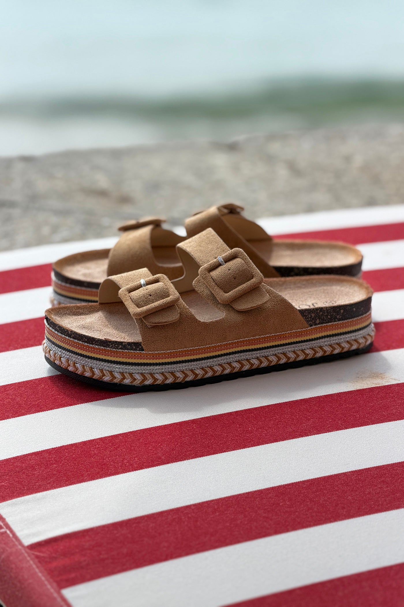 Sandales double brides camel semelle épaisse brillante