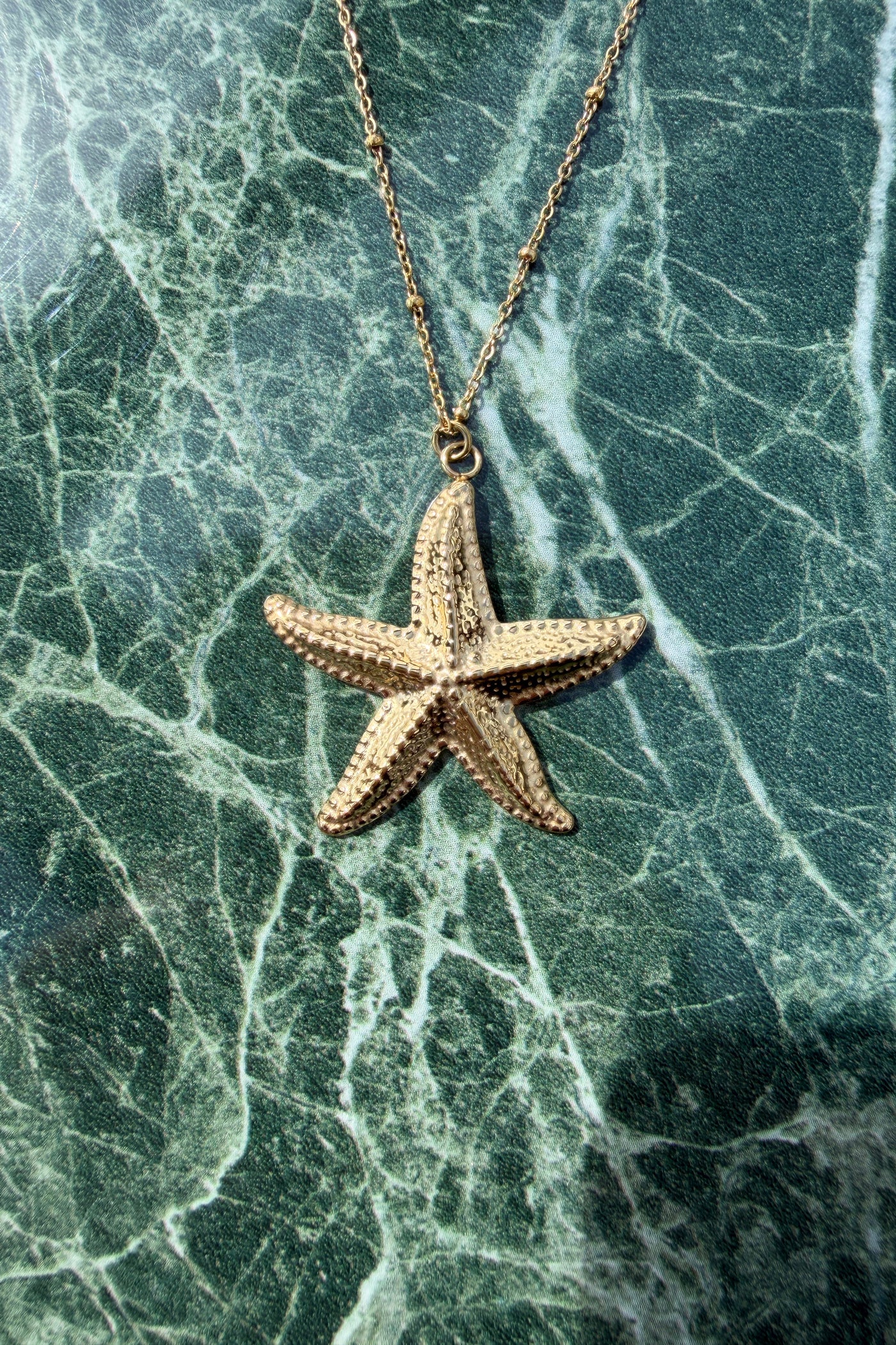 Sautoir chaine dorée pendentif étoile de mer relief