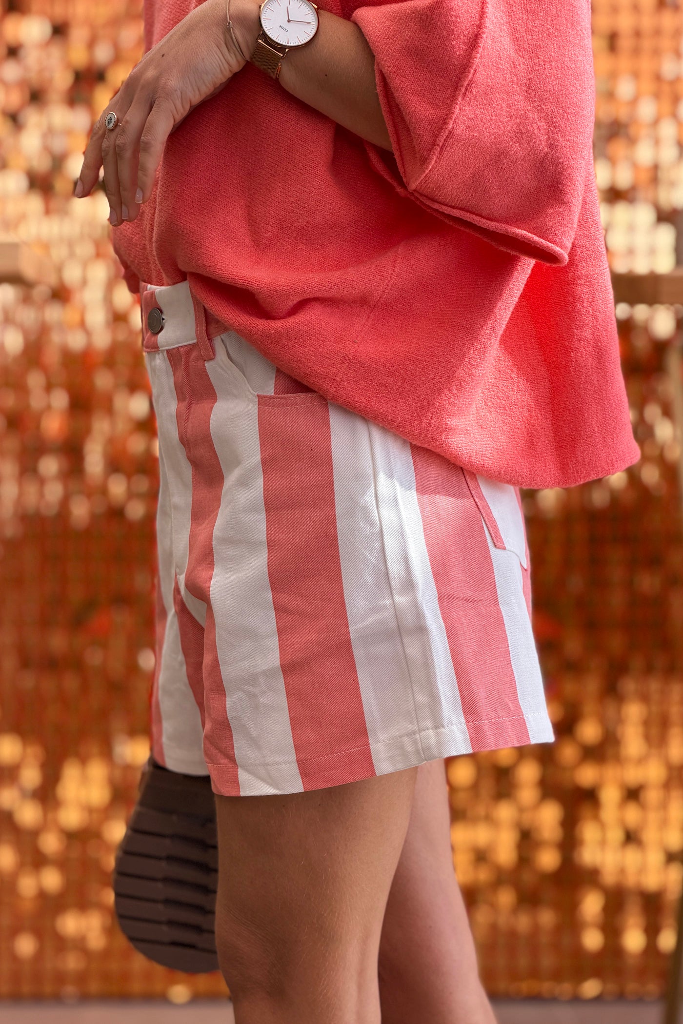 Short en jean à rayures blanches et corail