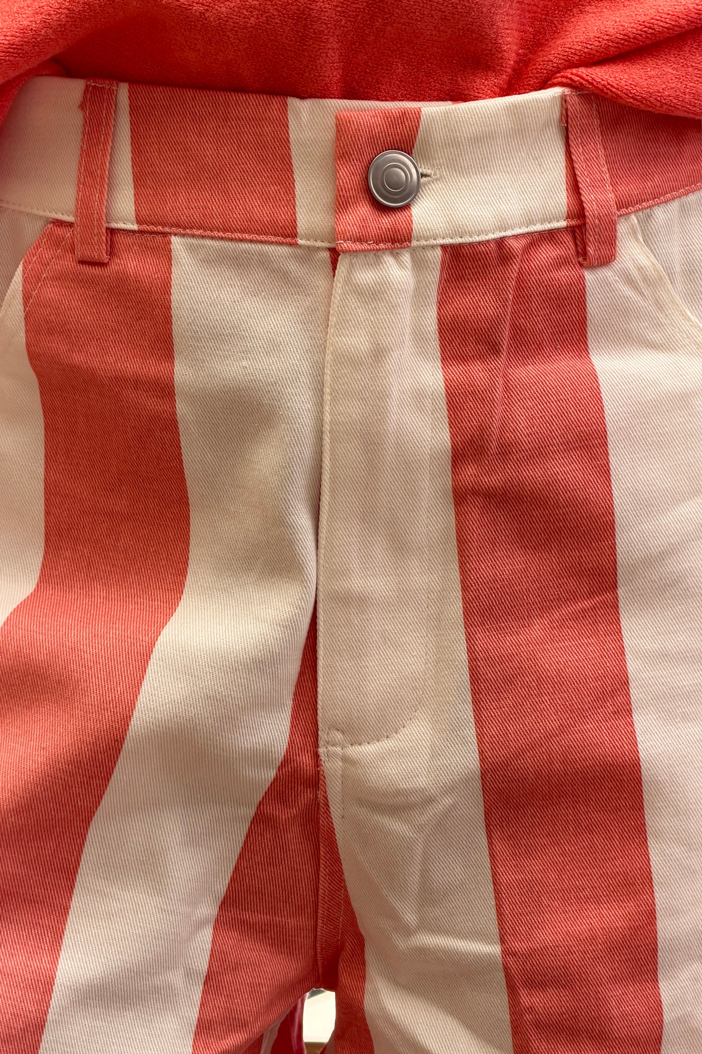 Short en jean à rayures blanches et corail