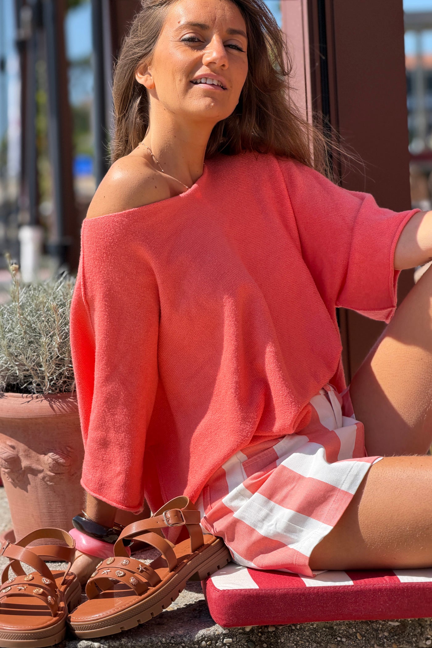 Short en jean à rayures blanches et corail