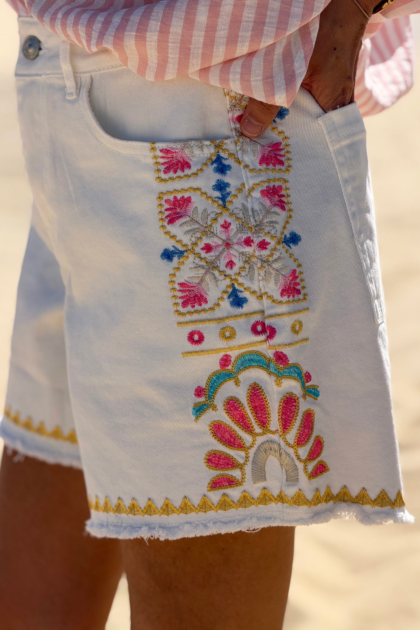 Short en jean blanc broderie fleurs colorées sur le côté