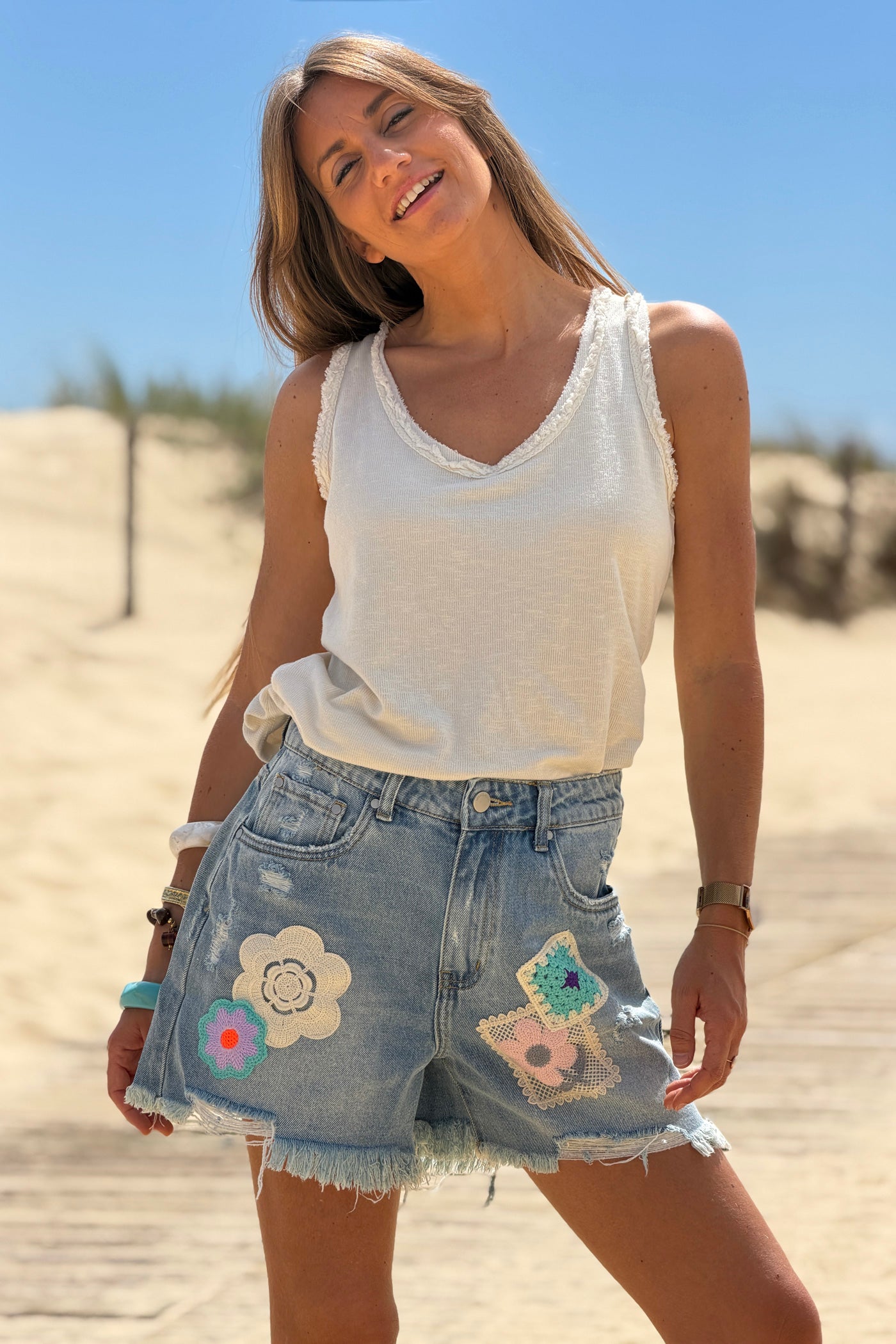 Short en jean delave coupe loose broderie motifs fleurs et patchworks finitions franges