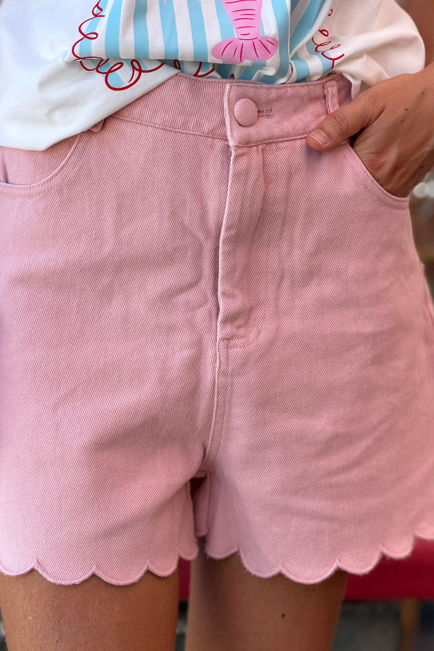 Short en jean souple rose pâle détail ourlet festonné