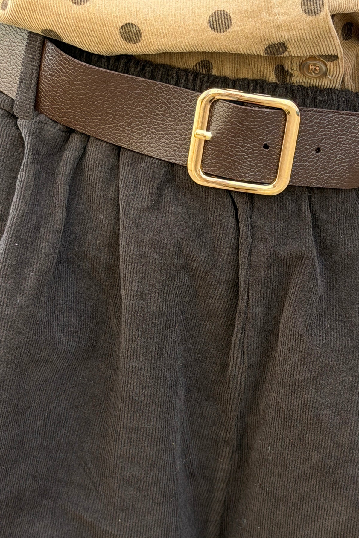Short marron en velours côtelé taille élastique avec ceinture simili