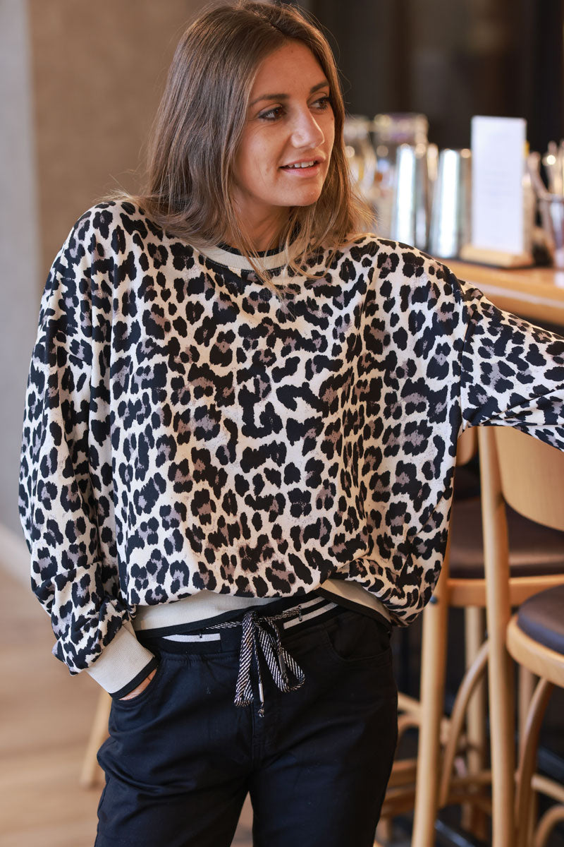 Sudadera beige con estampado de leopardo negro