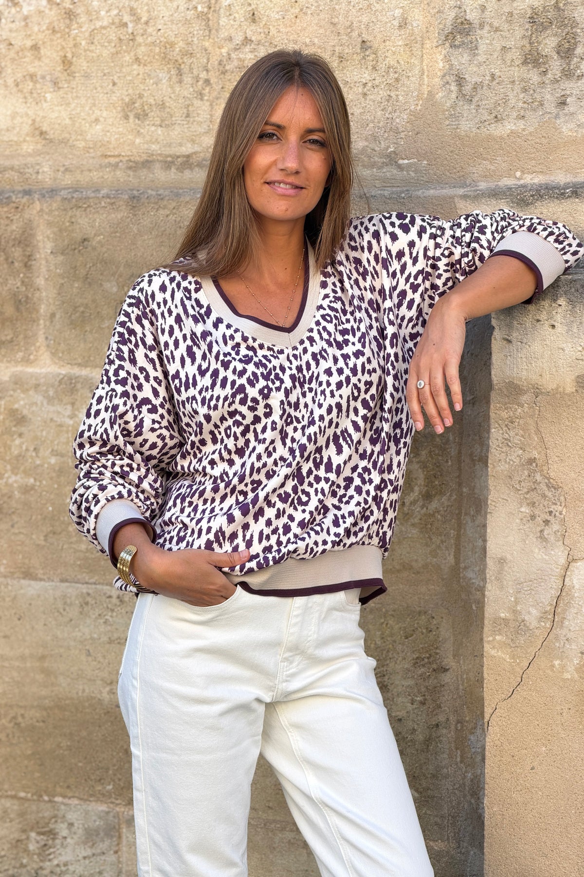Sweat confort motif léopard aubergine col v et finitions élastique