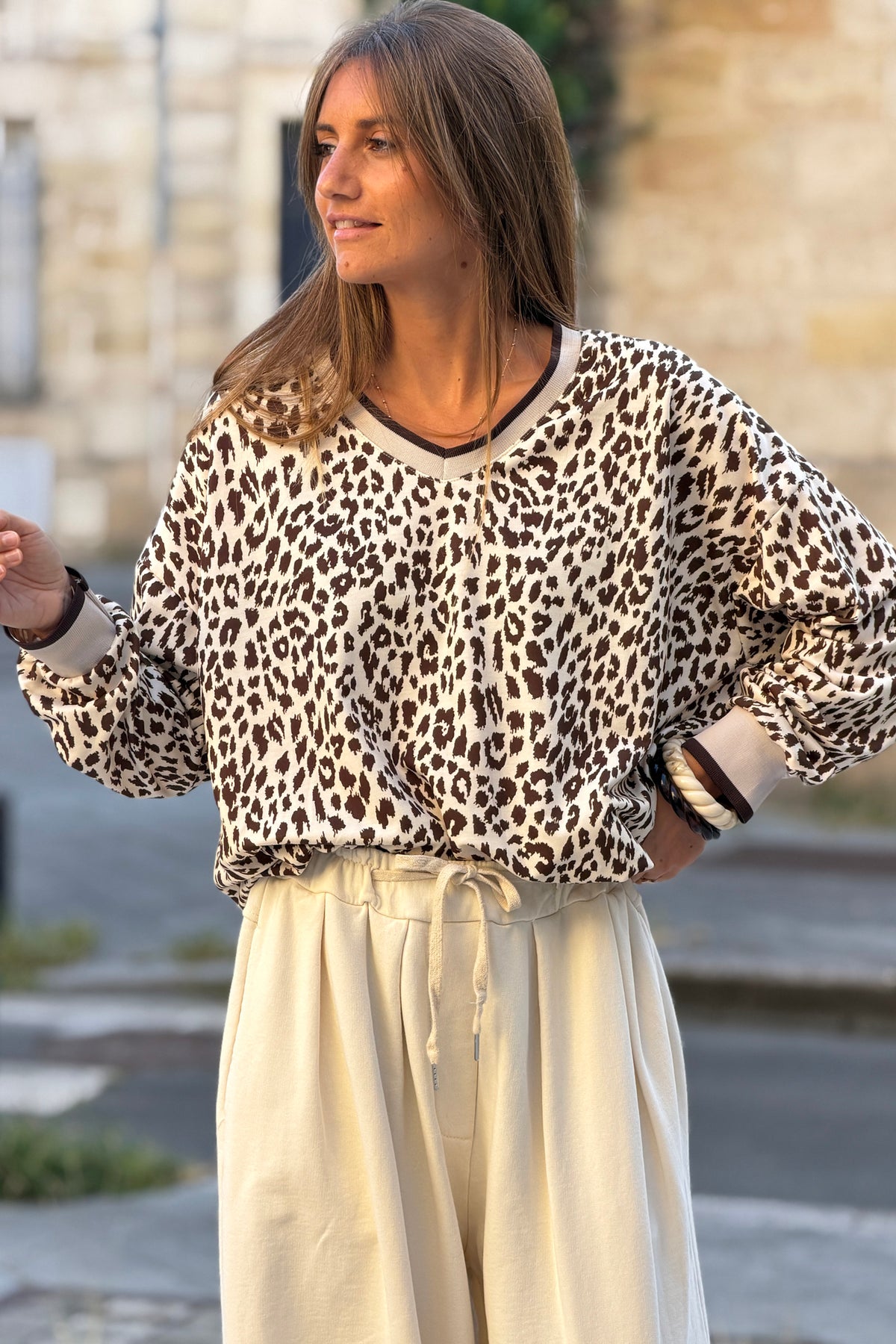 Sweat confort motif léopard marron col v et finitions élastique