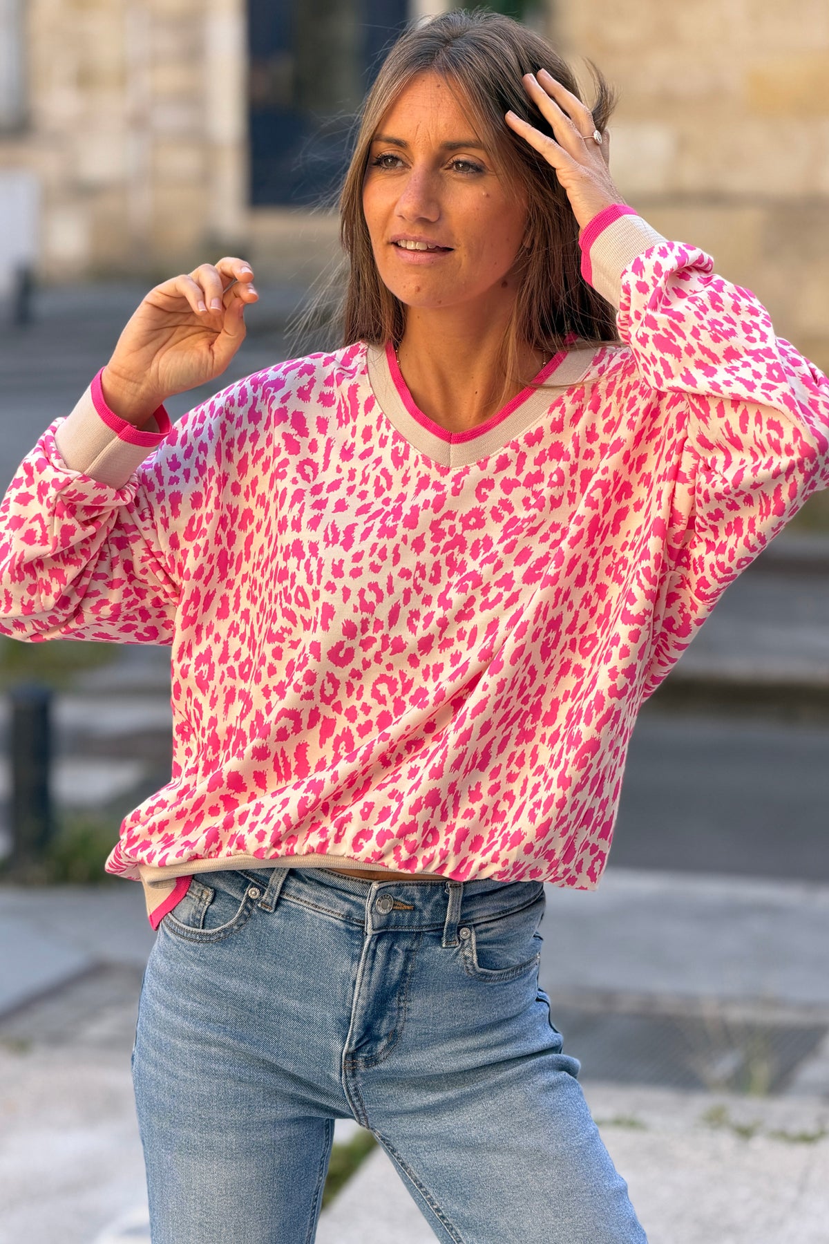 Sweat confort motif léopard rose col v et finitions élastique