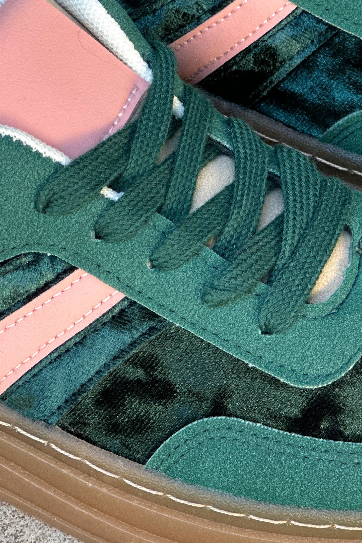 Tennis en velours vert à plateforme rayure et talon rose