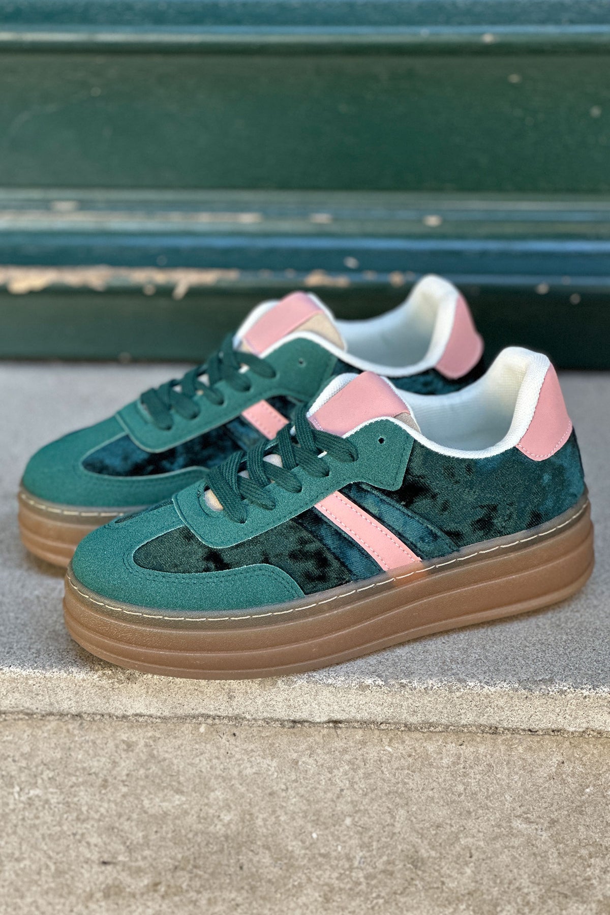 Tennis en velours vert à plateforme rayure et talon rose