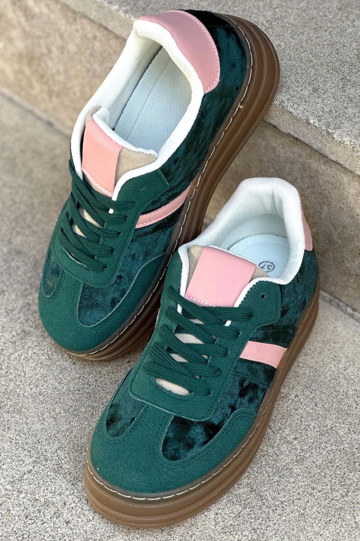 Tennis en velours vert à plateforme rayure et talon rose