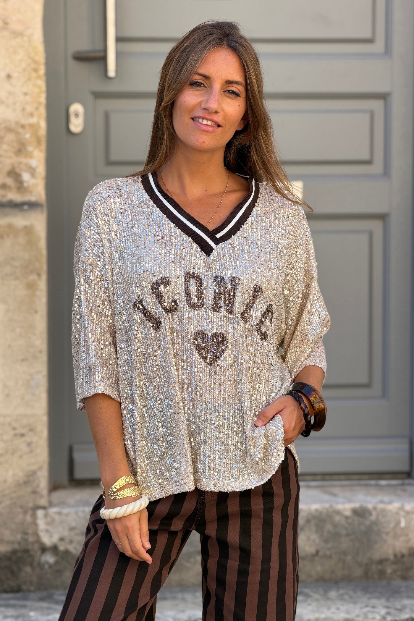 Top à sequins beige doré inscription Iconic cœur et col v sport marron