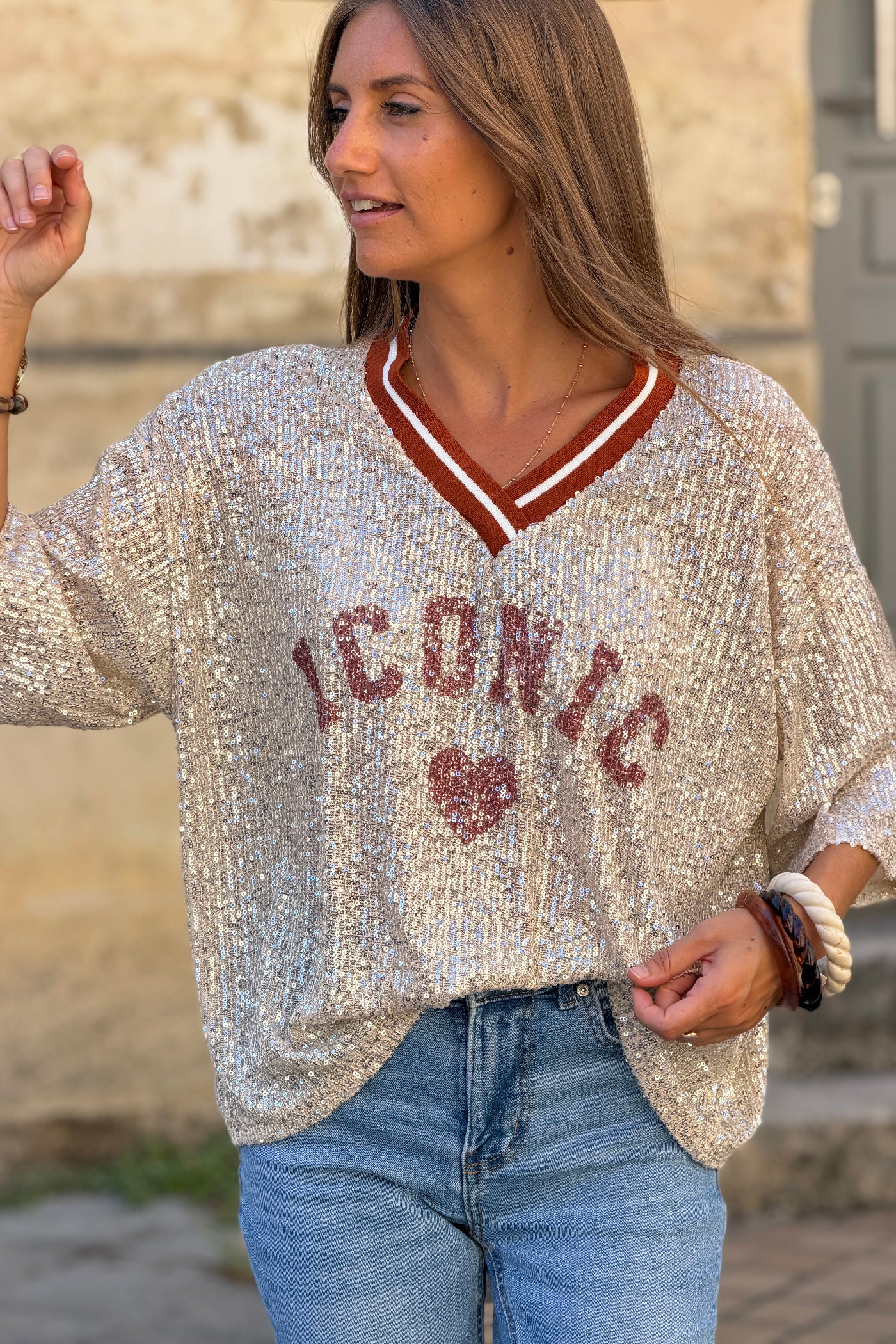 Top à sequins beige doré inscription Iconic cœur et col v sport terracotta