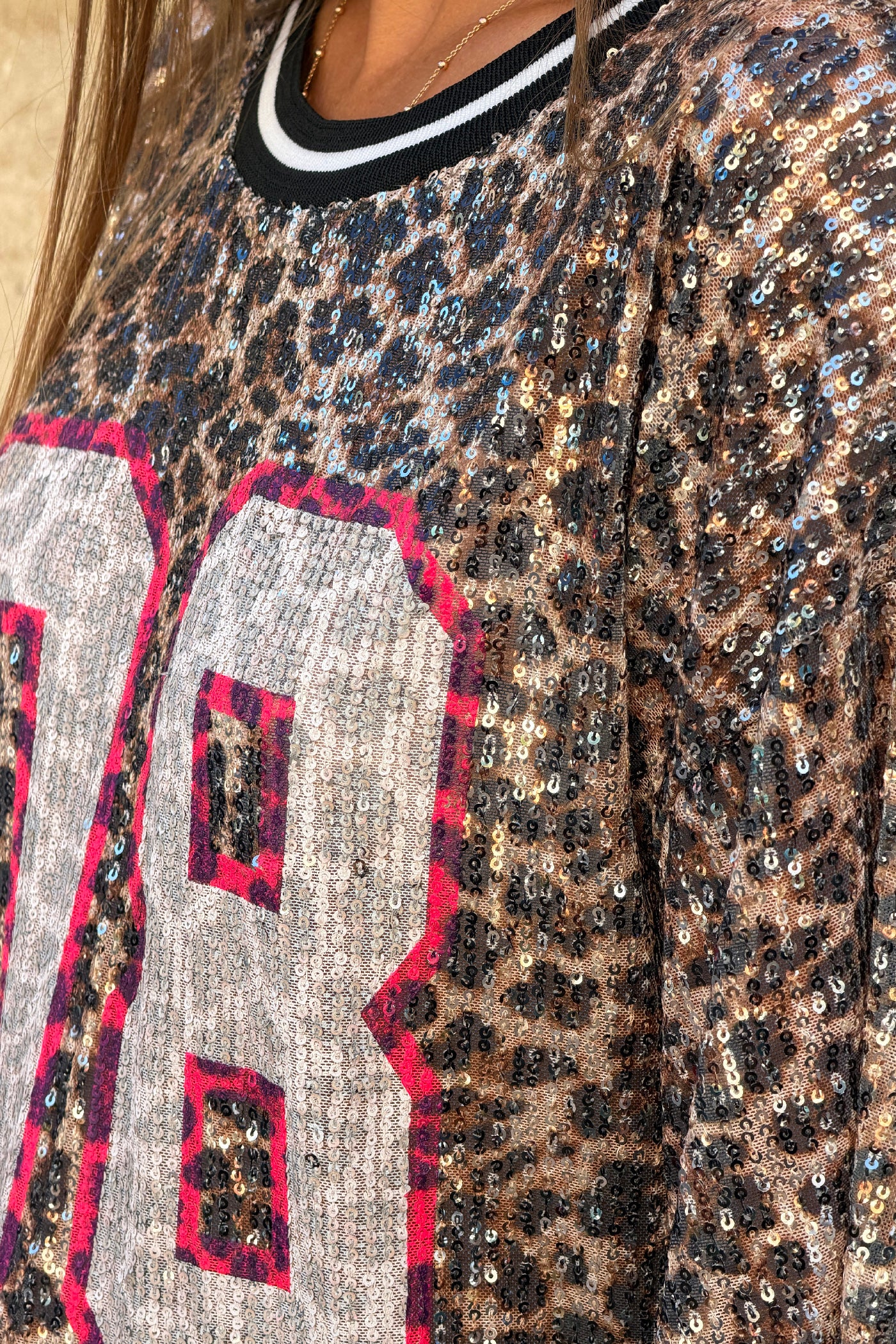 Top à sequins imprimé léopard et 08 rose fluo col rond