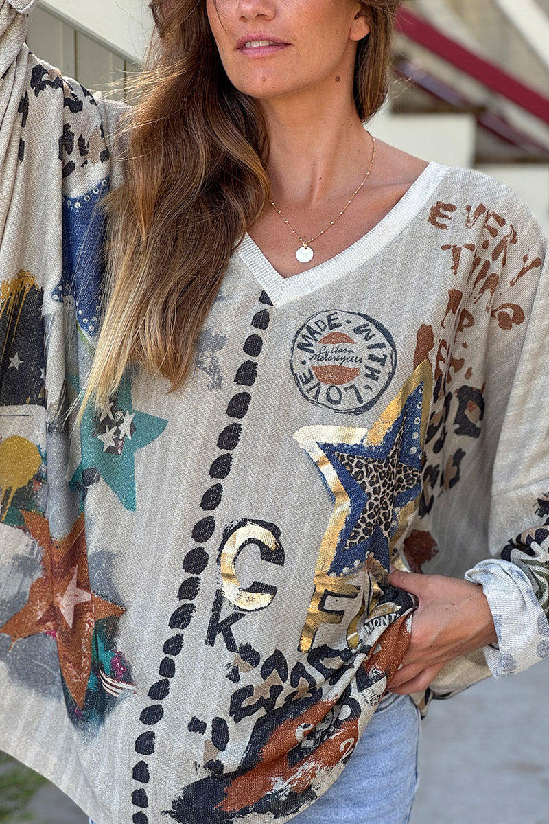 Top beige claro con estampado aleatorio de leopardo y estrellas doradas.