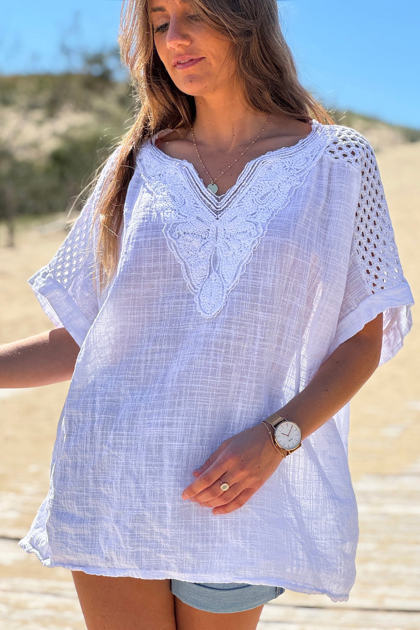 Top blanc en coton large col broderie et sequins détail épaule ajouré