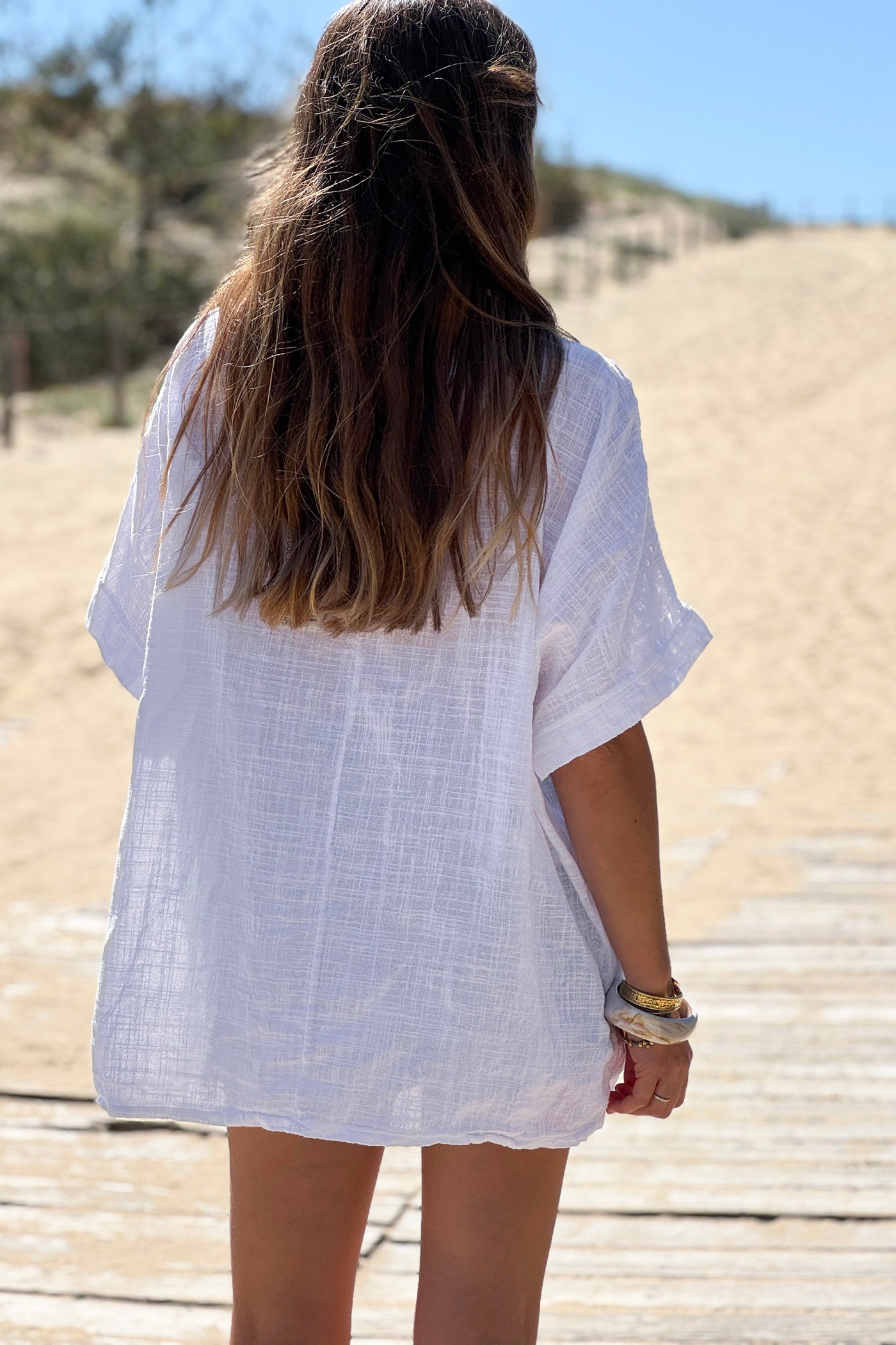 Top blanc en coton large col broderie et sequins détail épaule ajouré