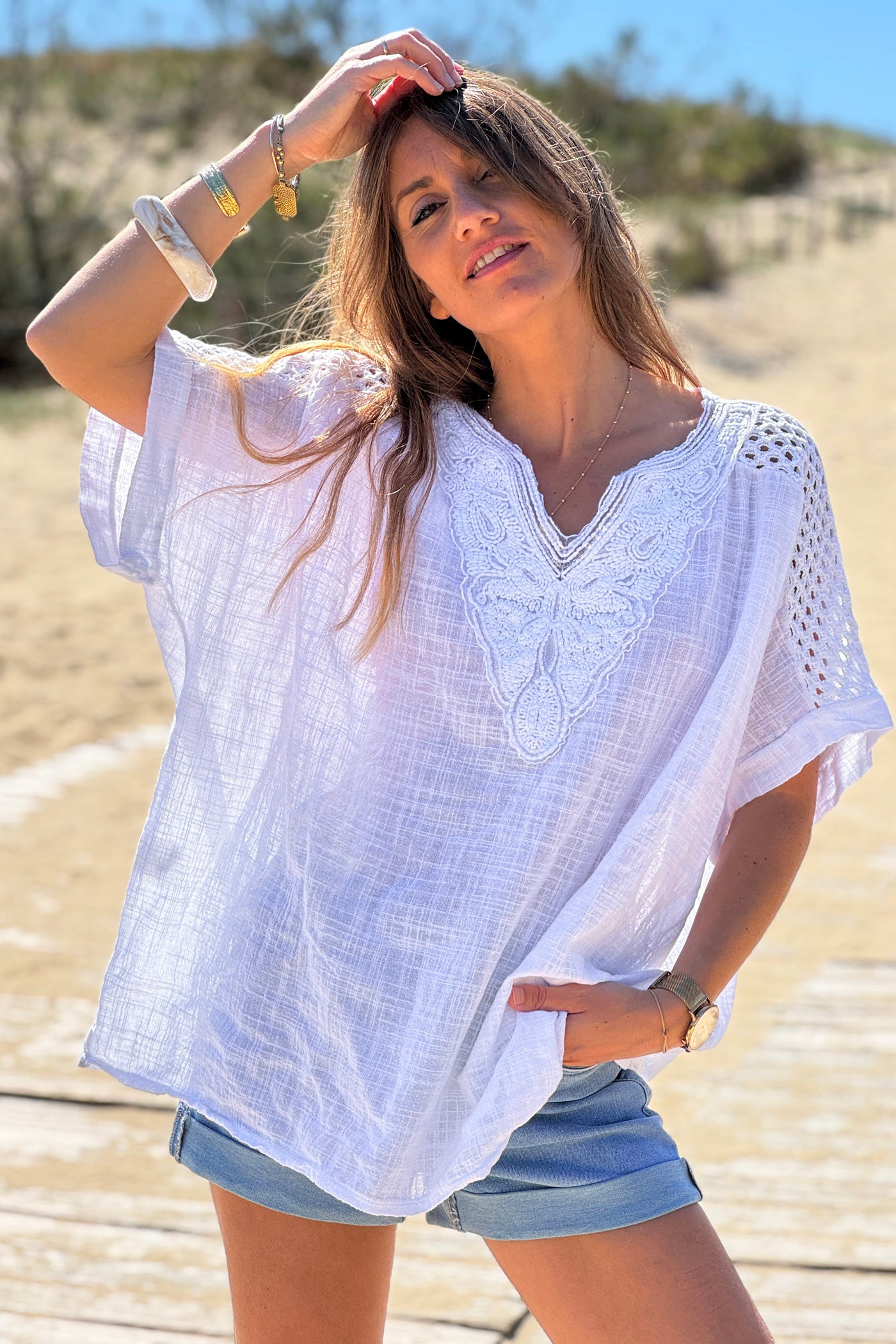 Top blanc en coton large col broderie et sequins détail épaule ajouré