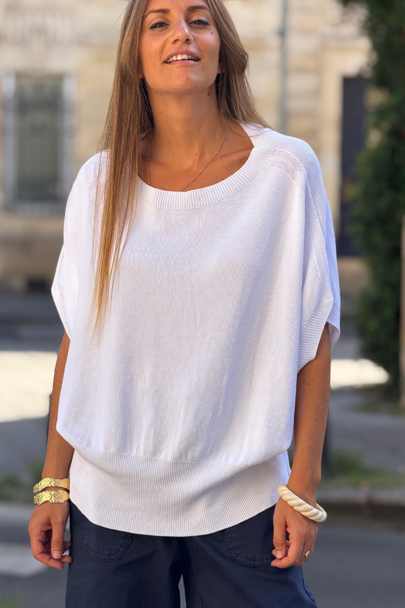 Top blanc en maille stretch manches chauve souris col rond