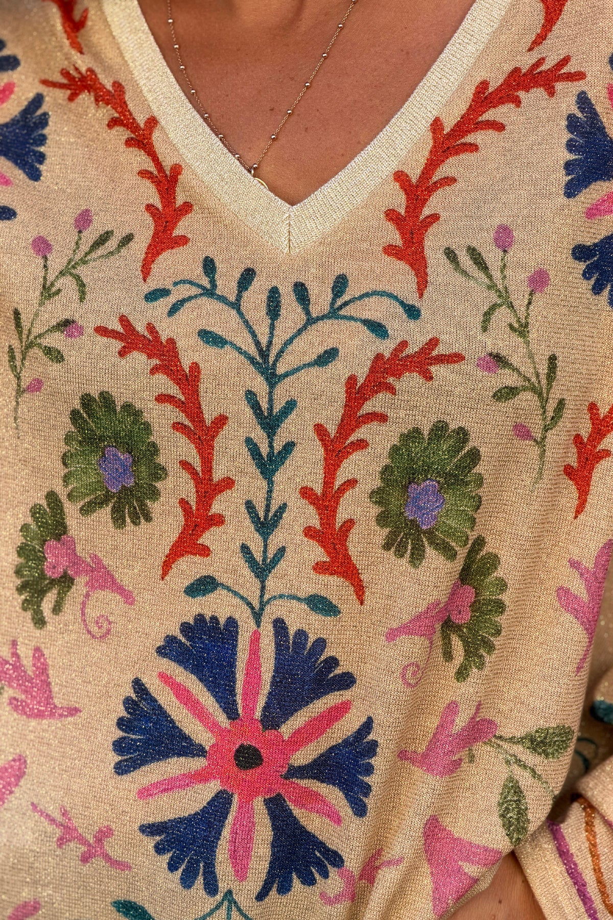 Top brillant beige imprimé effet broderie fleurs colorées