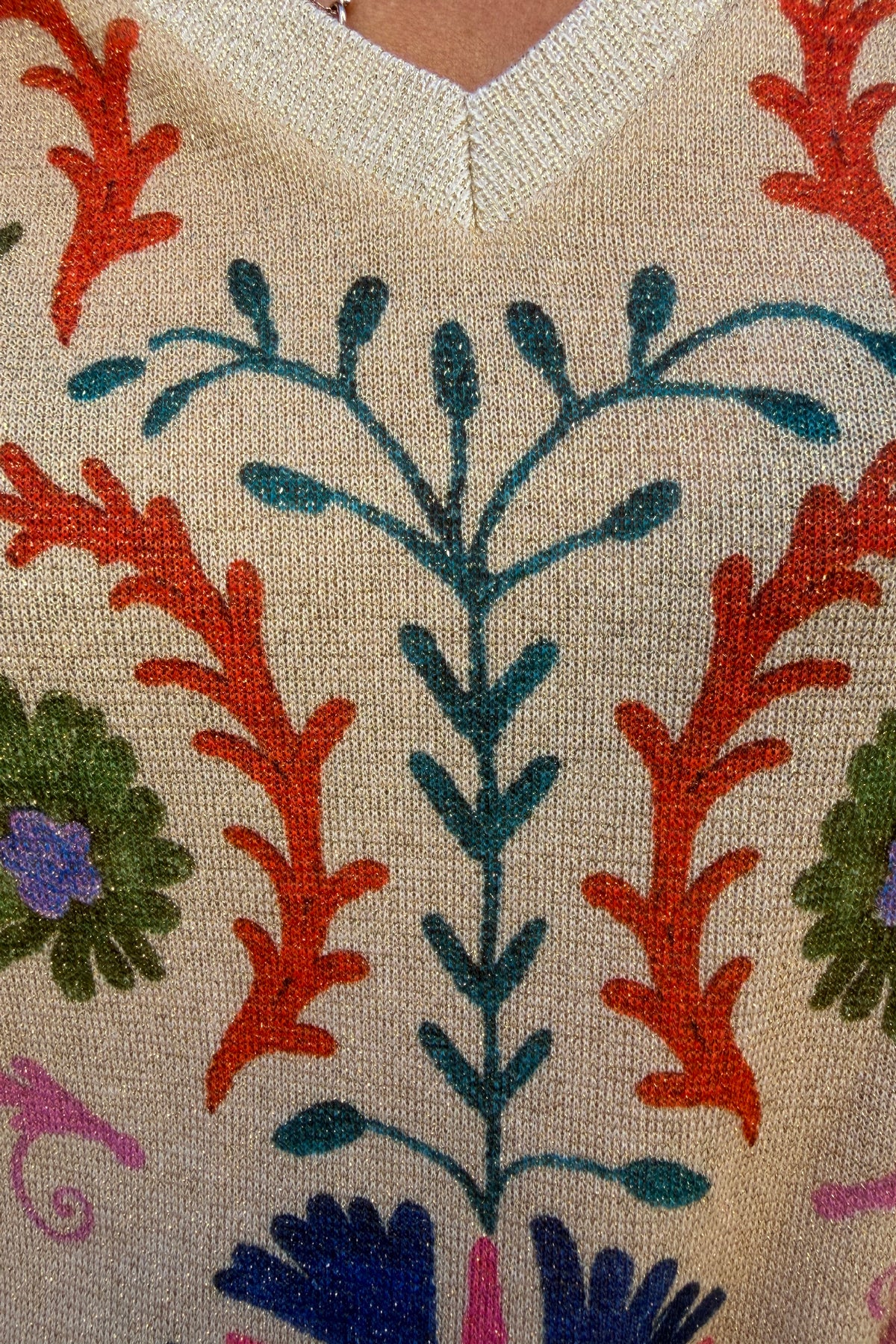 Top brillant beige imprimé effet broderie fleurs colorées