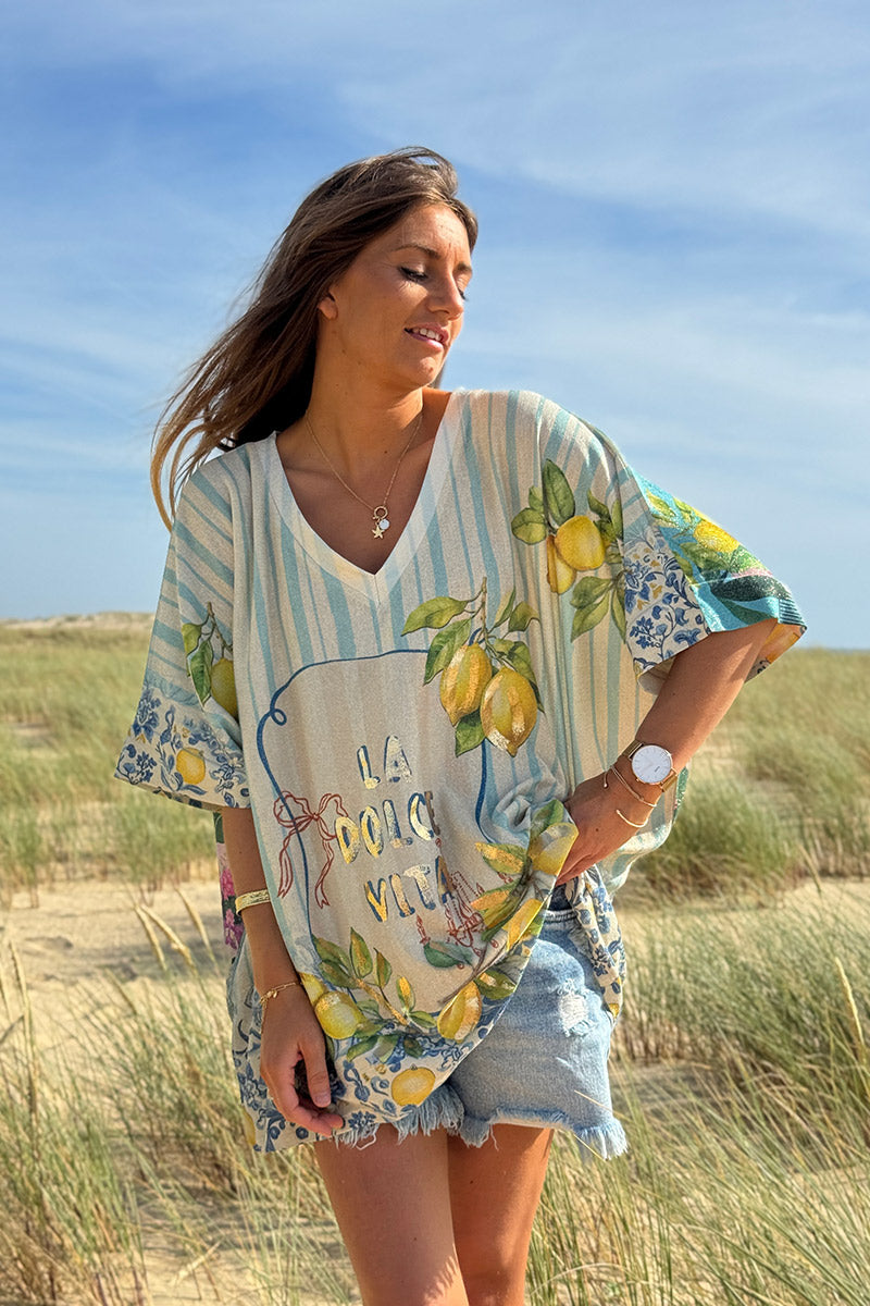 Top large beige brillant imprimé La Dolce Vita rayures turquoise et citrons