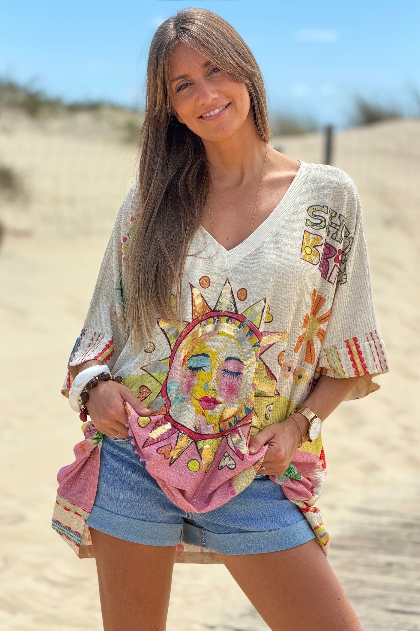 Top large beige lurex brillant imprimé soleil Shine Bright et symboles rose