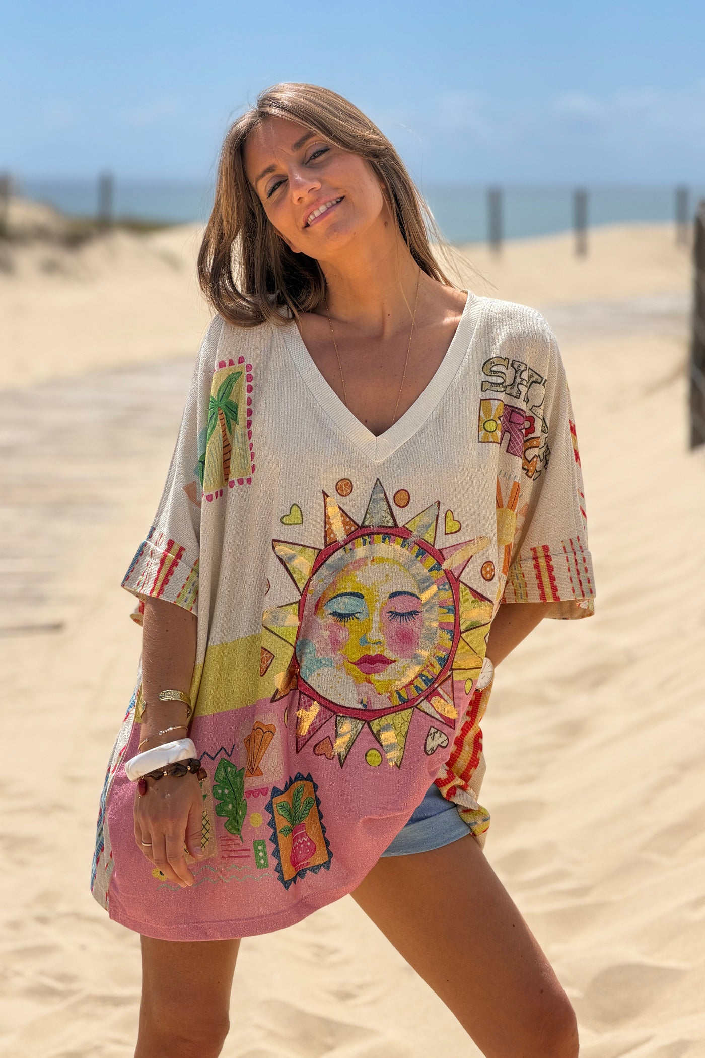 Top large beige lurex brillant imprimé soleil Shine Bright et symboles rose