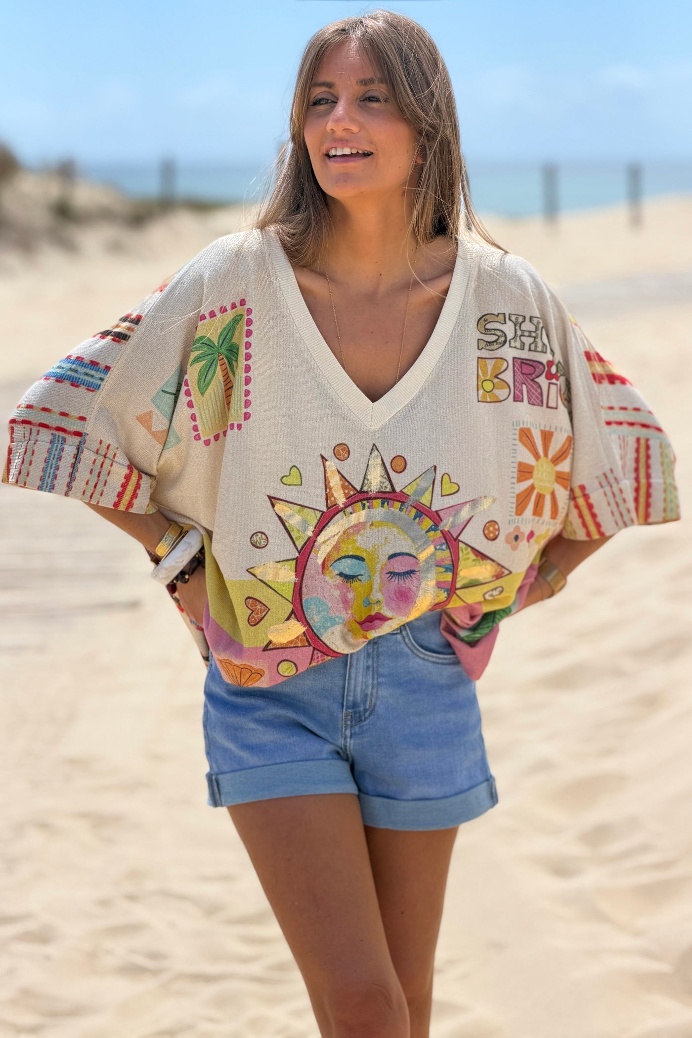 Top large beige lurex brillant imprimé soleil Shine Bright et symboles rose