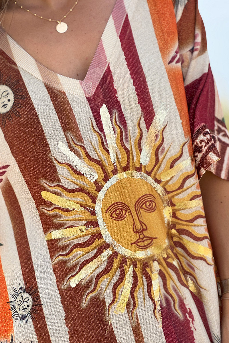 Top grande brillante con estampado de sol y rayas camel