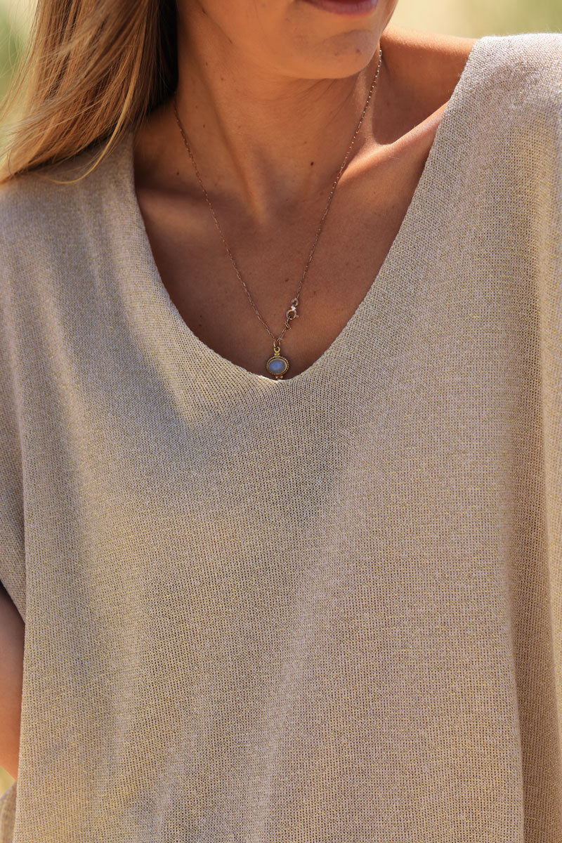 Top holgado de manga corta en punto beige, dorado brillante, escote en pico