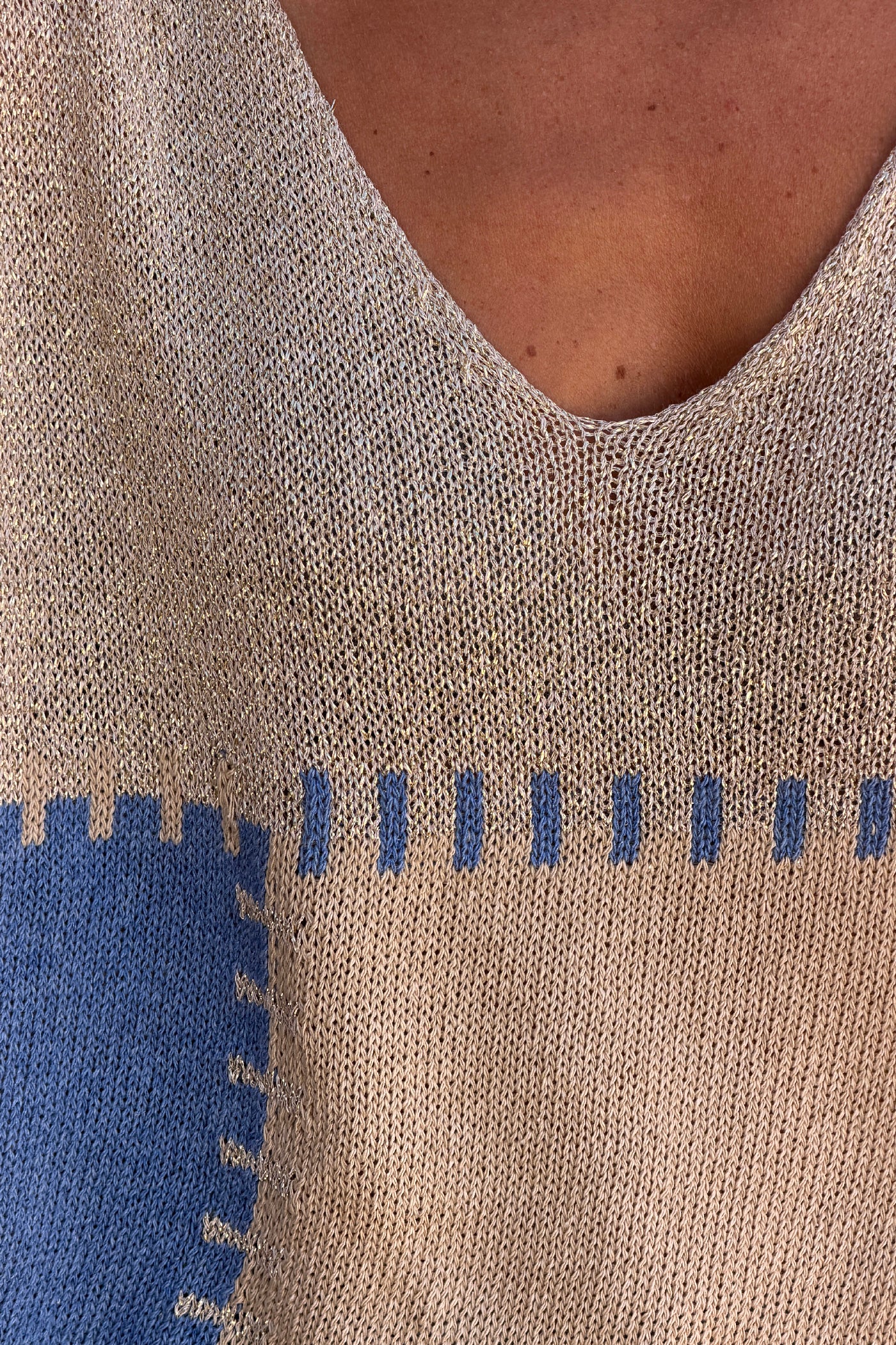 Top pull maille coton large motif patchwork bleu et doré