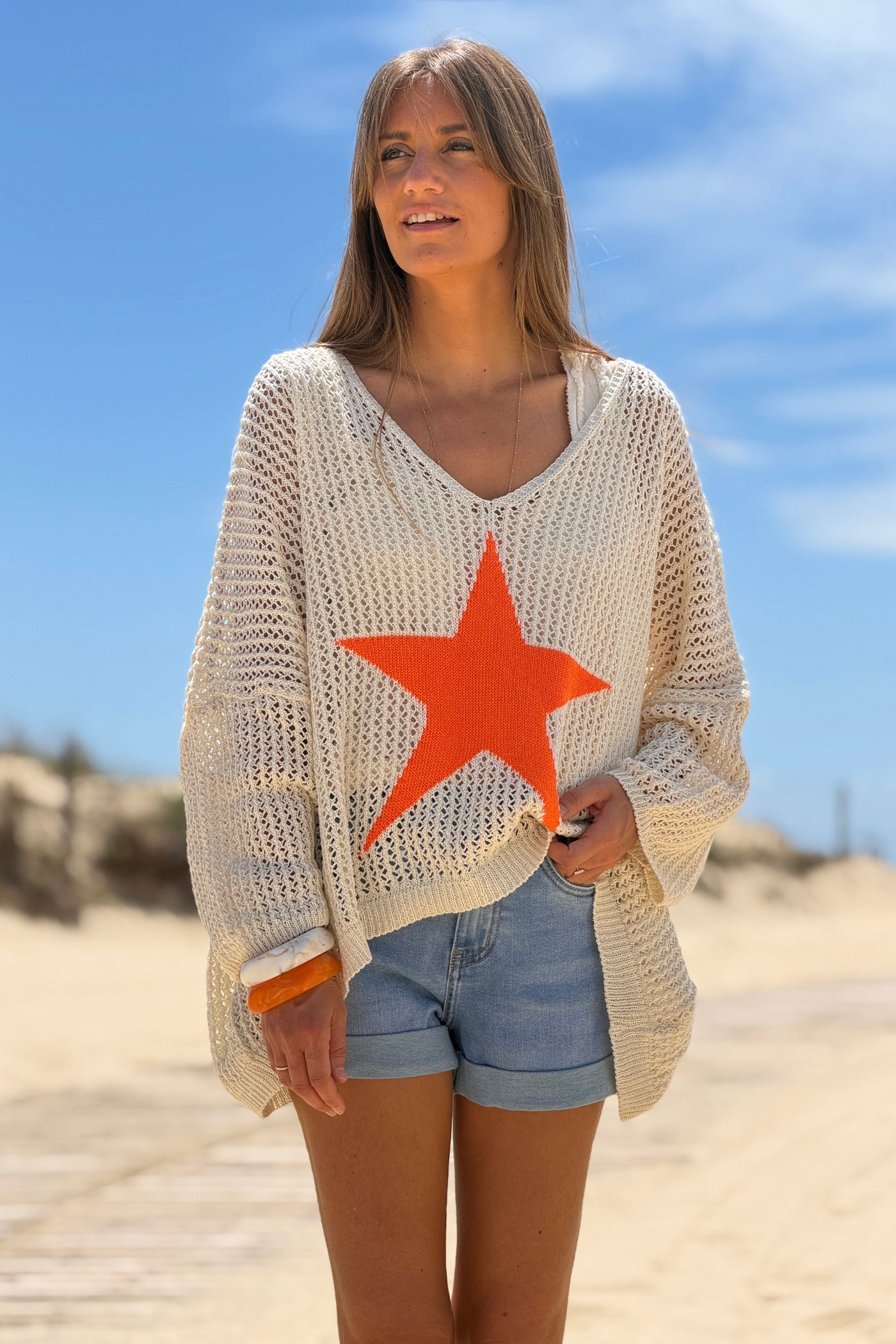 Top pull ajouré style crochet beige en maille coton motif étoile orange fluo