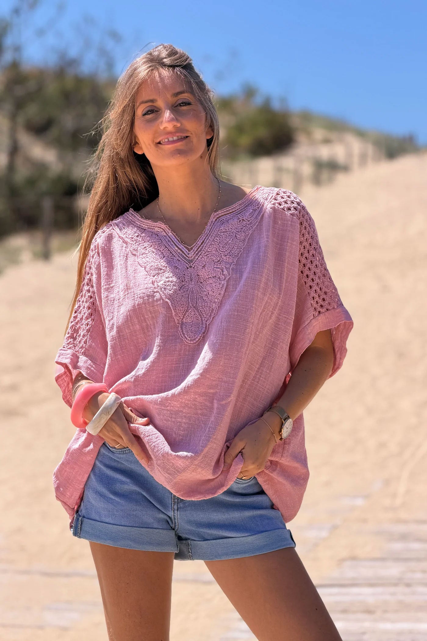Top rose en coton large col broderie et sequins détail épaule ajouré