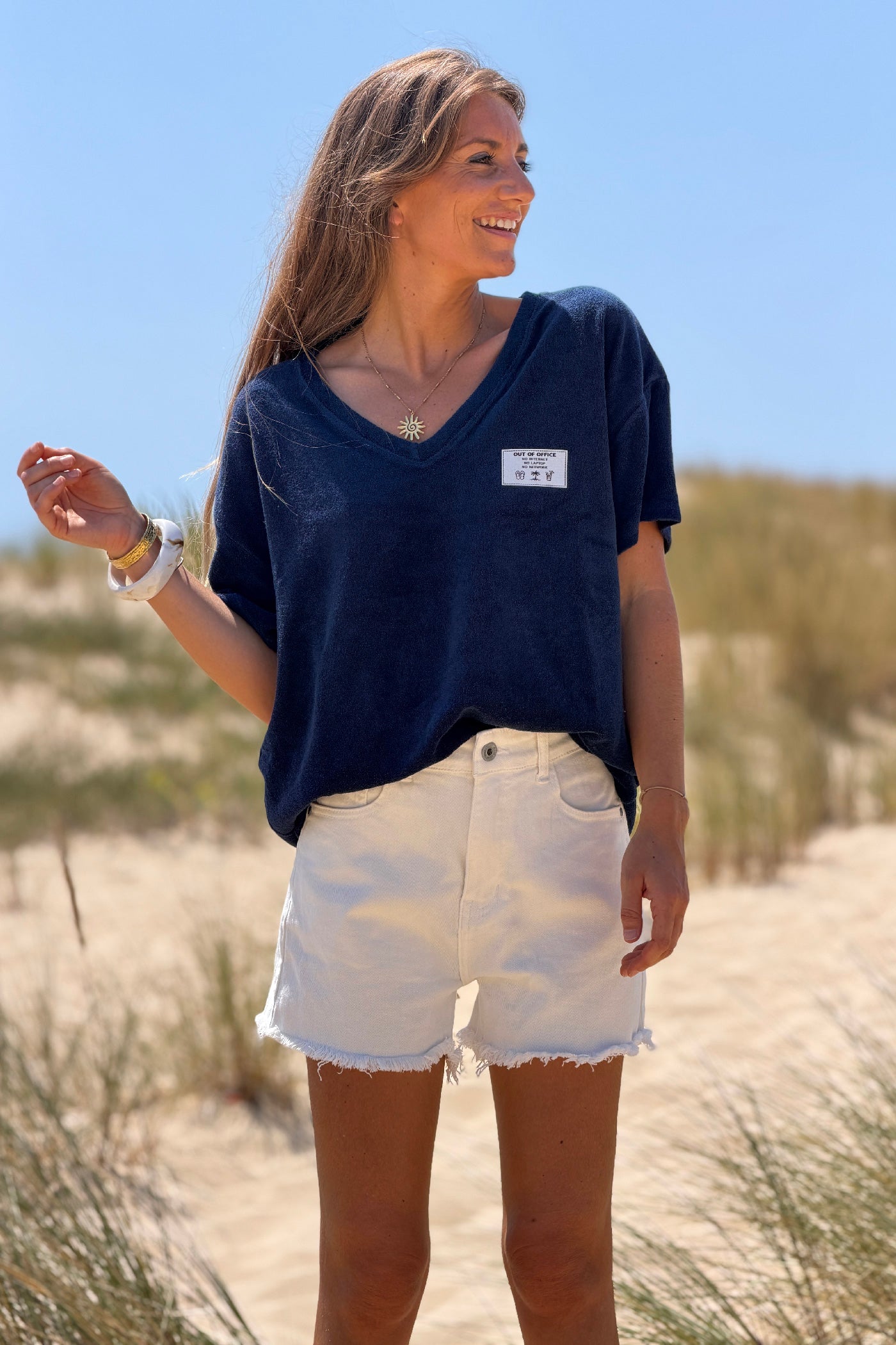 Top tshirt en éponge bleu marine détail étiquette Out of office vacances col v