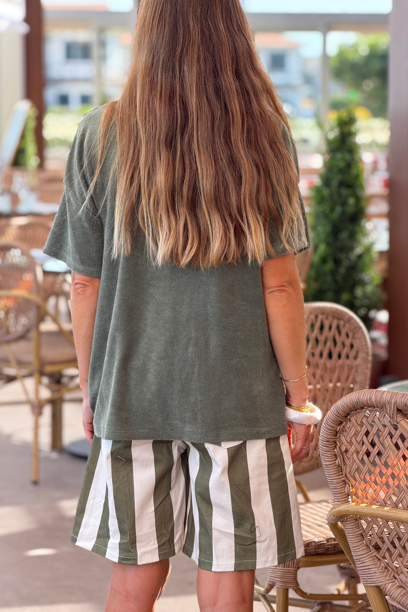 Top tshirt en éponge kaki détail étiquette Out of office vacances col v