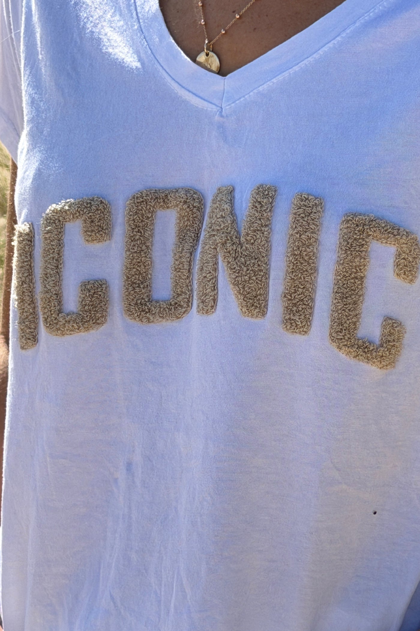Tshirt blanc en coton broderie Iconic beige en bouclettes éponge