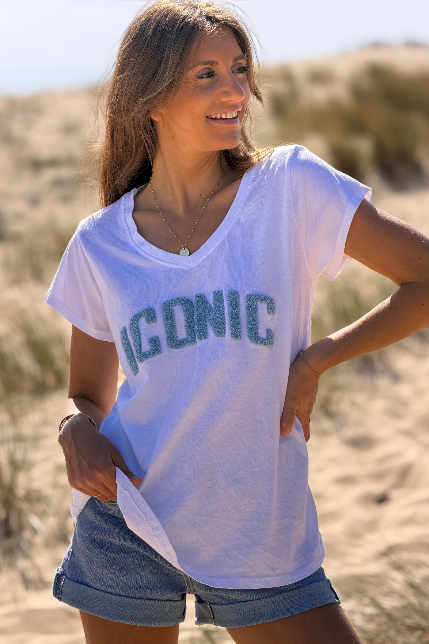 Tshirt blanc en coton broderie Iconic bleu en bouclettes éponge