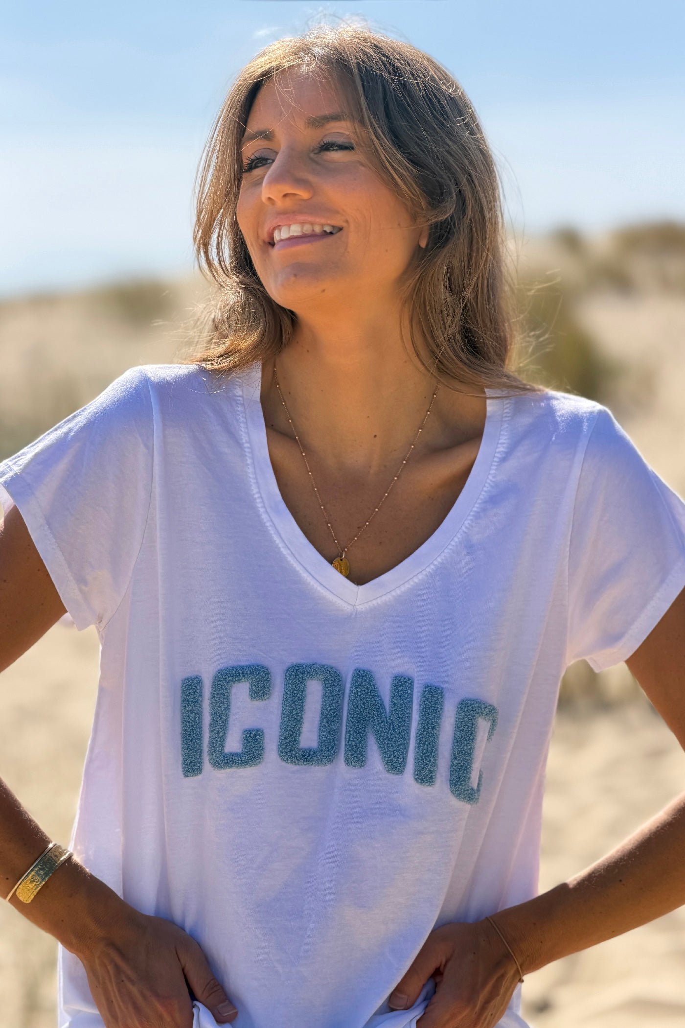 Tshirt blanc en coton broderie Iconic bleu en bouclettes éponge