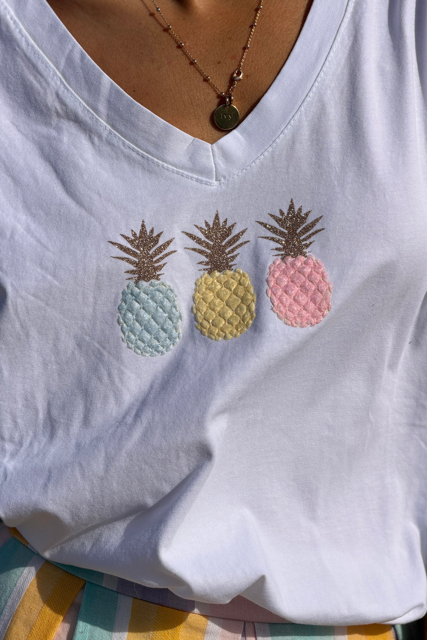 Tshirt blanc en coton broderie trio ananas rose bleu et jaune détail doré