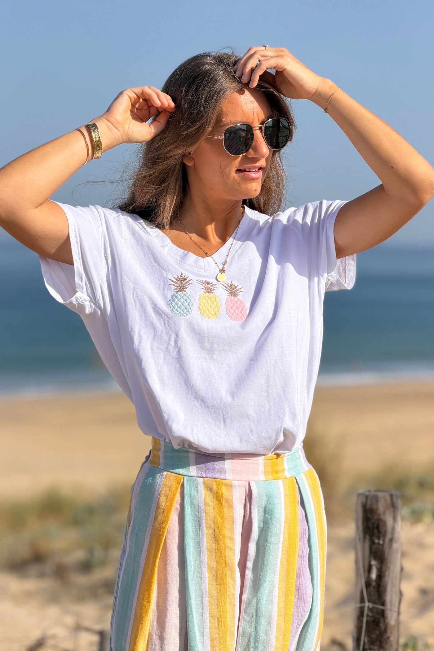 Tshirt blanc en coton broderie trio ananas rose bleu et jaune détail doré
